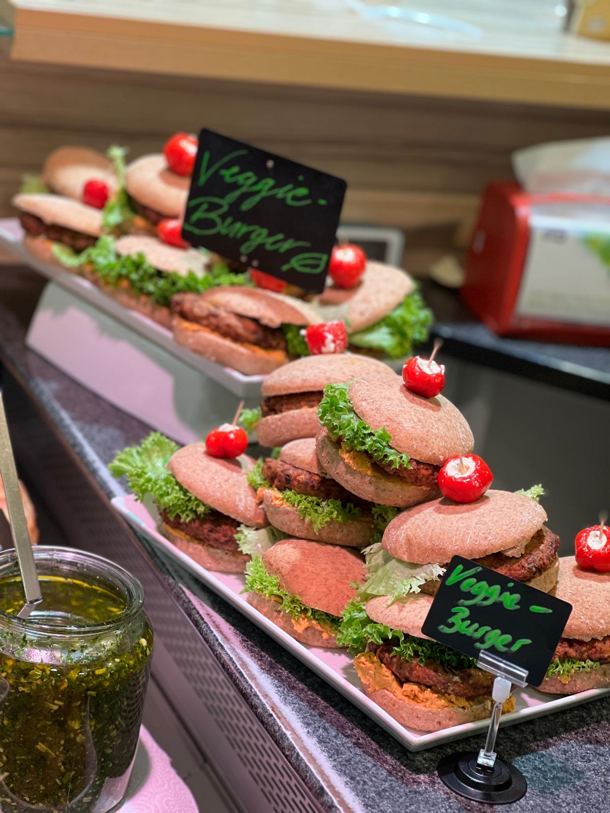 Auswahl an Antipasti und eingelegtem Gemuese