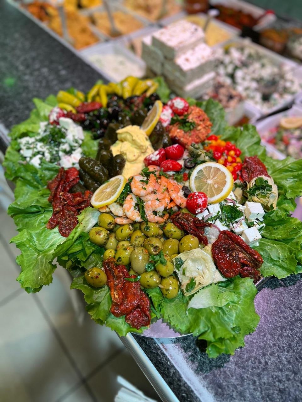 Frisch angerichtete Vorspeisenplatte fuer eine Bestellung