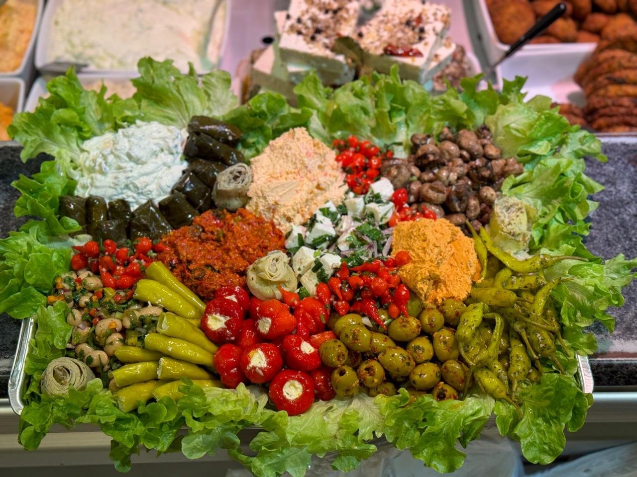 Mediterrane Vorspeisenplatte mit verschiedenen Antipasti