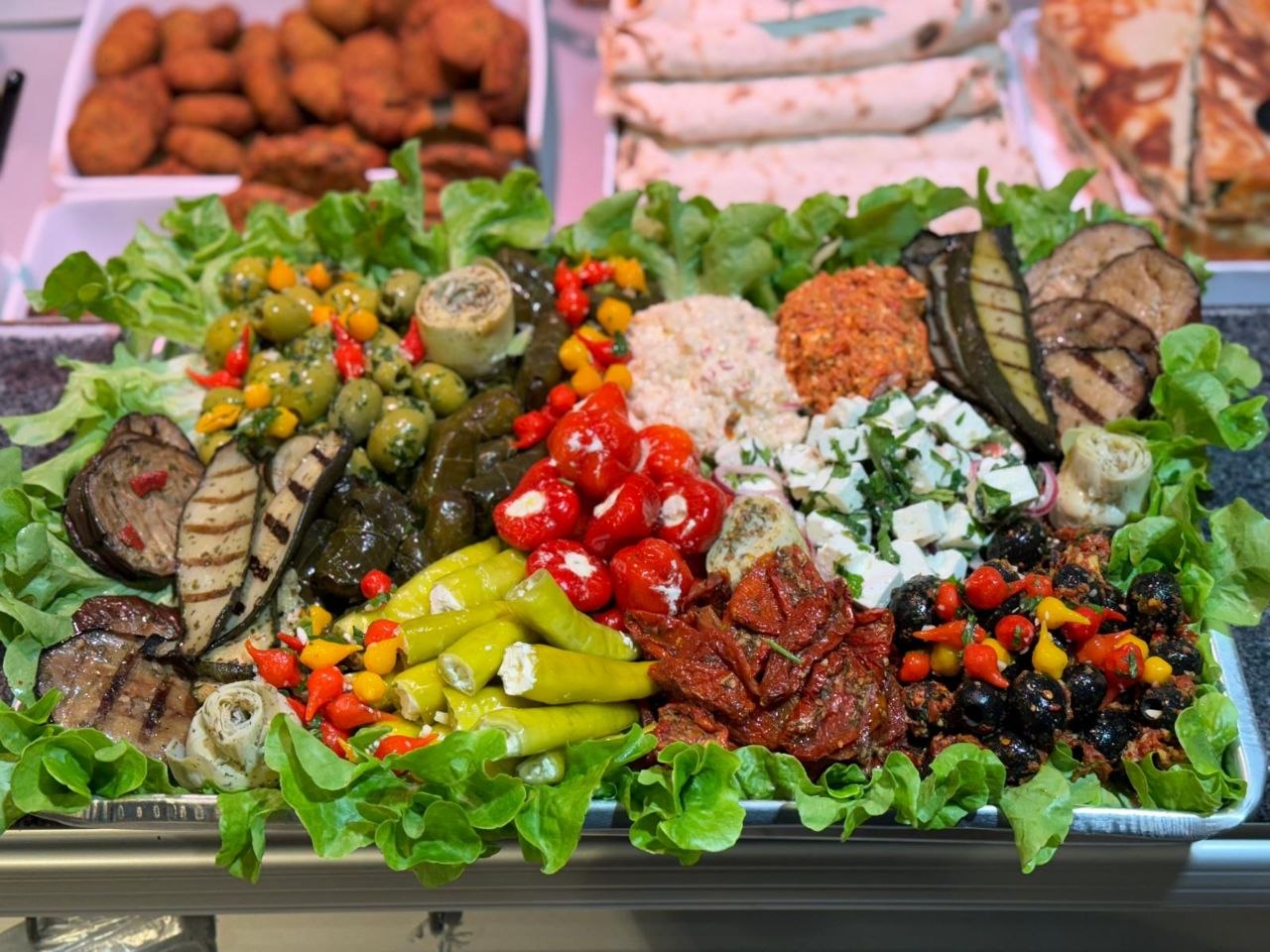 Große Vorspeisenplatte mit Oliven, Dips und eingelegtem Gemuese